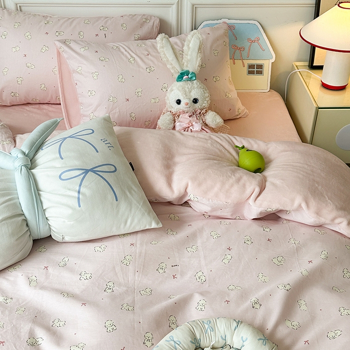 91家纺网 家纺一手货源 找家纺 昔可家纺 2024新款秋冬新款棉加牛奶绒四件套 粉粉小比熊