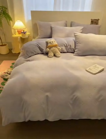 91家纺网 家纺一手货源 找家纺 呗旺鹿 2024新款高克重着色烂花雕花牛奶绒轻奢四件套 爱维紫罗兰