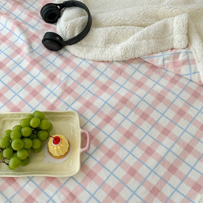 91家纺网 家纺一手货源 找家纺 昔可家纺 2024新款羊羔绒牛奶绒毛毯系列（三）-场景二-ins风系列 丝雾粉格