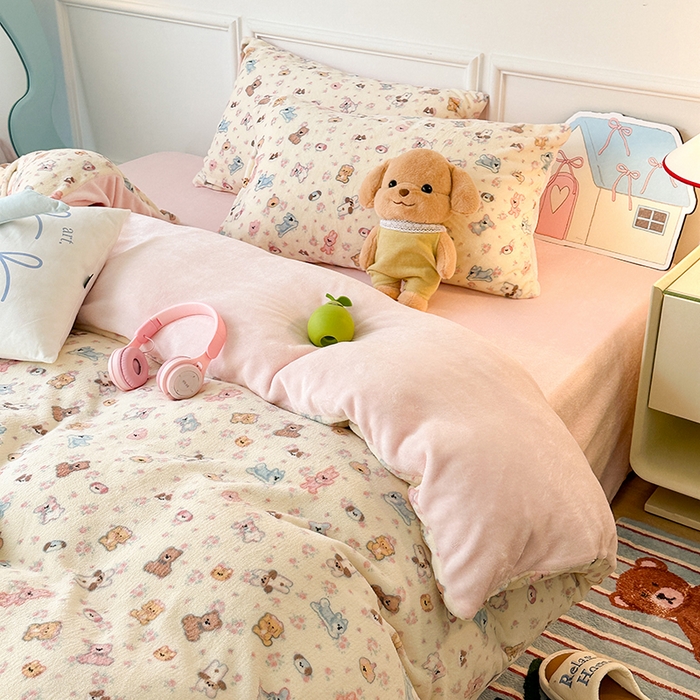 91家纺网 家纺一手货源 找家纺 昔可家纺 2024新款印花牛奶绒四件套系列-卡通系列 油画小萌物