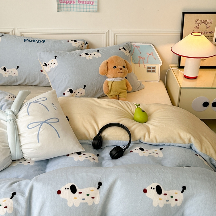 91家纺网 家纺一手货源 找家纺 昔可家纺 2024新款印花牛奶绒四件套系列-卡通系列 糖果小狗