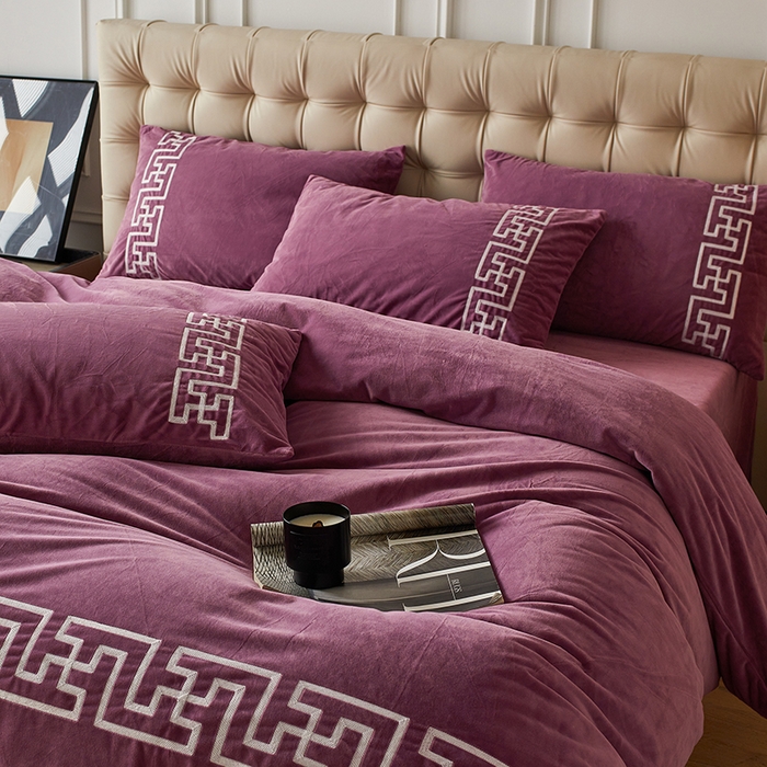 91家纺网 家纺一手货源 找家纺 安莱生活 2024新款高克重牛奶绒锦丝绒美式毛巾绣巴洛克四件套 巴洛克-魅紫