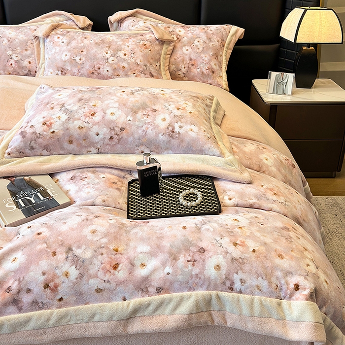 91家纺网 家纺一手货源 找家纺 凡客家居 2024新款高克重牛奶绒数码印花双拼角四件套 罗莉纱