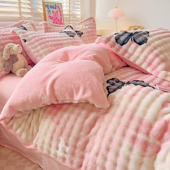 91家纺网 家纺一手货源 找家纺 梵克保罗 2024秋冬新款加厚泡泡牛奶绒数码印花工艺立体仿兔毛四件套 蝴蝶-粉