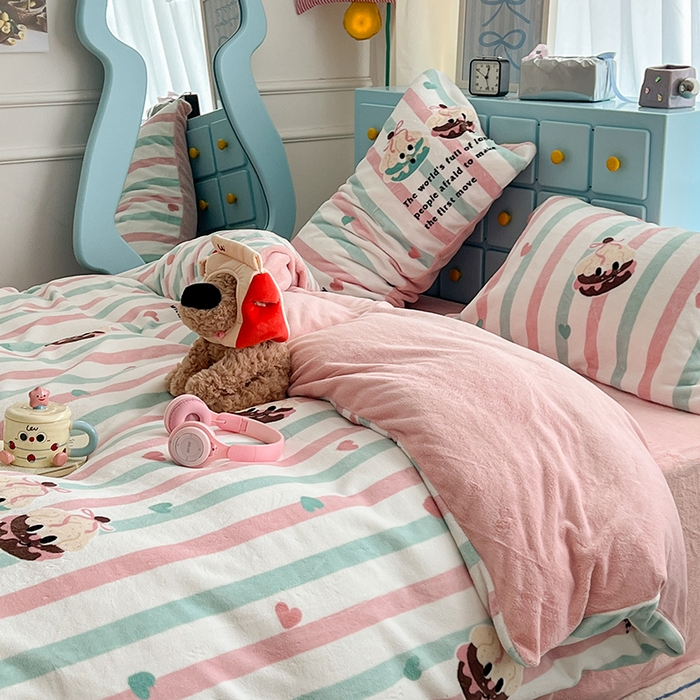 91家纺网 家纺一手货源 找家纺 昔可家纺 2024新款印花牛奶绒四件套系列-卡通系列 萌萌竖条蛋糕