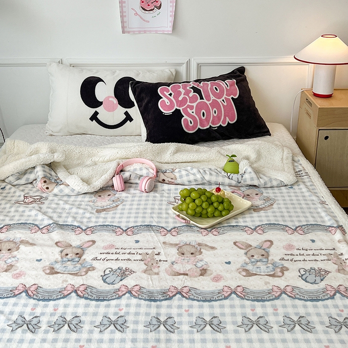 91家纺网 家纺一手货源 找家纺 昔可家纺 2024新款羊羔绒牛奶绒毛毯系列（三）-场景二-洛丽塔系列 萝莉小兔