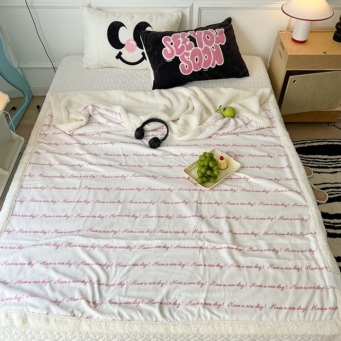 91家纺网 家纺一手货源 找家纺 昔可家纺 2024新款羊羔绒牛奶绒毛毯系列（三）-场景二-ins风系列 梦幻粉色字母