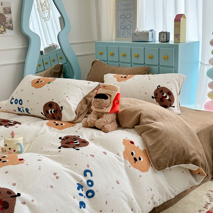 91家纺网 家纺一手货源 找家纺 昔可家纺 2024新款印花牛奶绒四件套系列-卡通系列 小熊曲奇