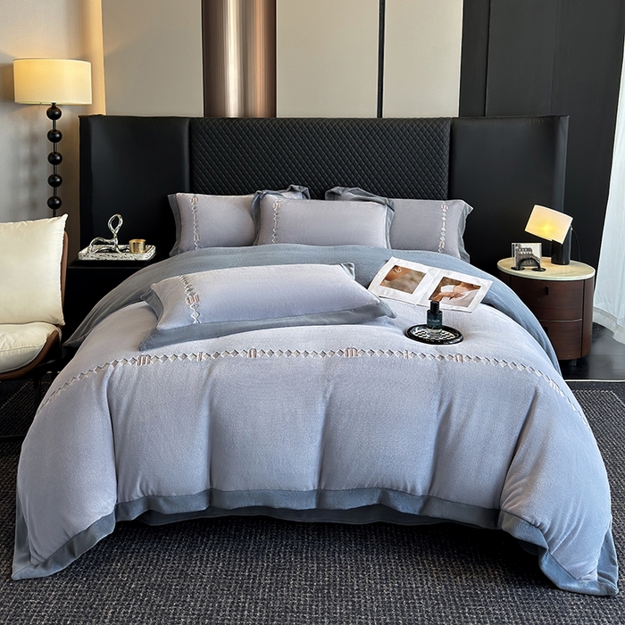 91家纺网 家纺一手货源 找家纺 凡客家居 2024新款高克重牛奶绒绣花拼角四件套 海洋蓝