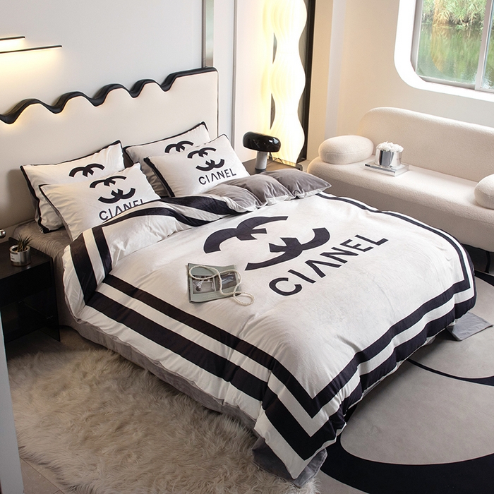 91家纺网 家纺一手货源 找家纺 色鬼布艺 2024新款婴儿绒数码印花牛奶绒四件套仿大牌直播爆款网红款 可可白