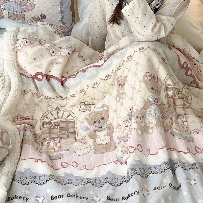 91家纺网 家纺一手货源 找家纺 昔可家纺 2024新款羊羔绒牛奶绒毛毯系列（三）-场景二-洛丽塔系列 小熊烘焙屋