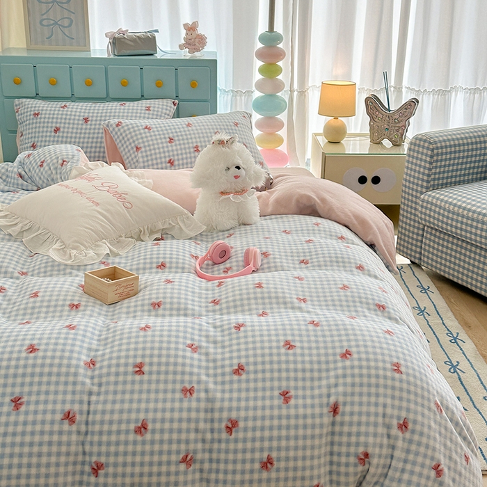 91家纺网 家纺一手货源 找家纺 昔可家纺 2024新款印花牛奶绒四件套系列-ins少女系列 蓝格蝴蝶结