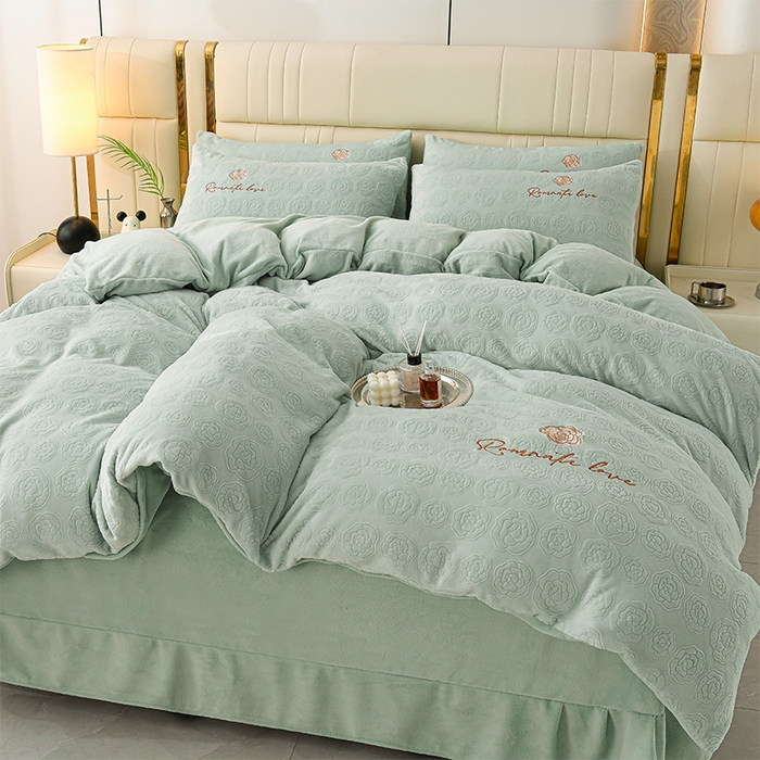 91家纺网 家纺一手货源 找家纺 眠多宝 2024新款纯色牛奶雕花绒刺绣四件套 清新绿