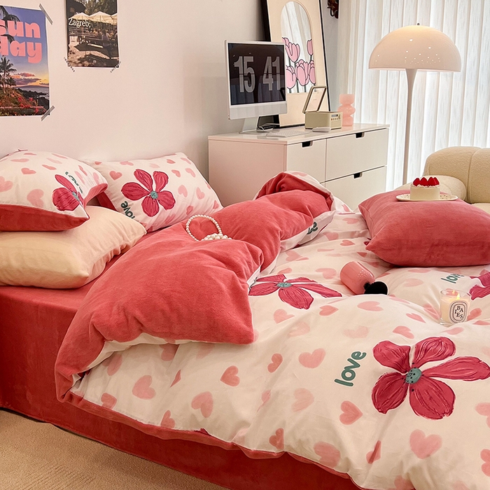 91家纺网 家纺一手货源 找家纺 昔可家纺 2024新款秋冬新款棉加牛奶绒四件套 花枝俏漫