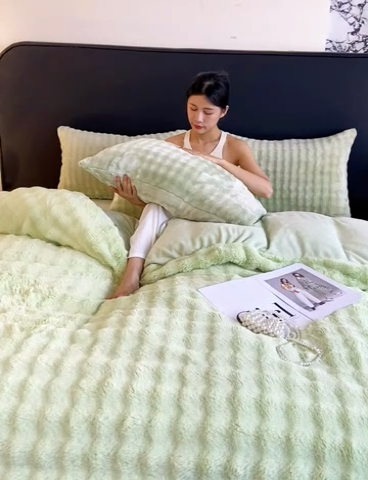 91家纺网 家纺一手货源 找家纺 品乐家纺 2024新款A类泡泡兔绒四件套 泡泡  淡雅绿