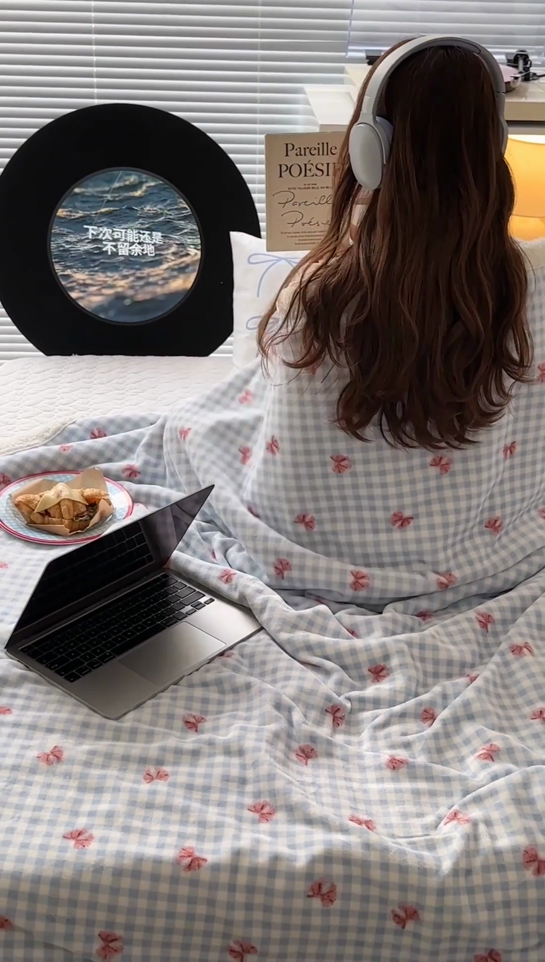 91家纺网 家纺一手货源 找家纺 昔可家纺 2024新款羊羔绒牛奶绒毛毯系列（三）-场景二-少女风系列 蓝格蝴蝶结