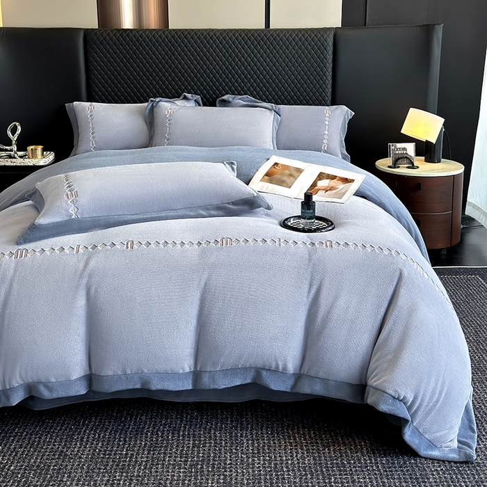 91家纺网 家纺一手货源 找家纺 凡客家居 2024新款高克重牛奶绒绣花拼角四件套 海洋蓝