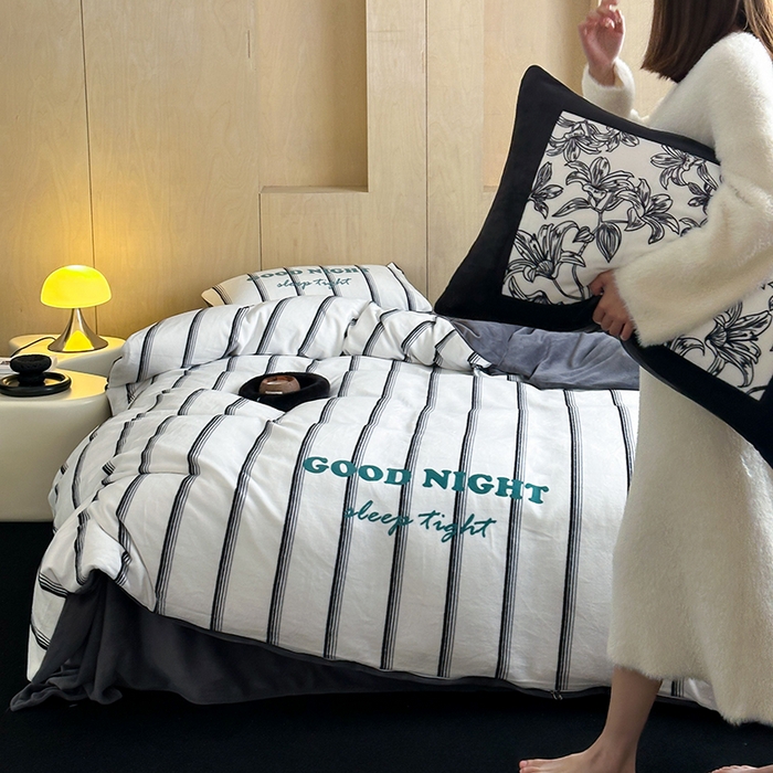 91家纺网 家纺一手货源 找家纺 昔可家纺 2024新款大版数码印花设计师牛奶绒四件套 黑条茶歇花