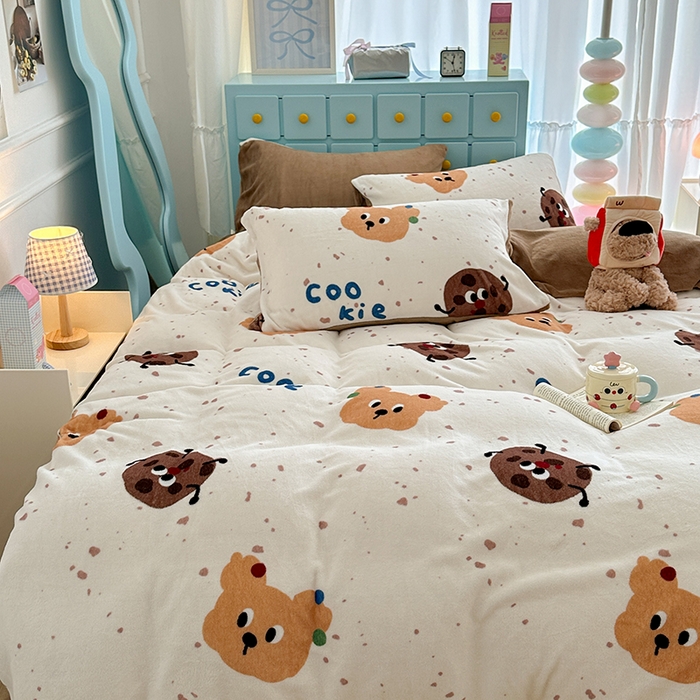 91家纺网 家纺一手货源 找家纺 昔可家纺 2024新款印花牛奶绒四件套系列-卡通系列 小熊曲奇