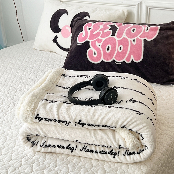 91家纺网 家纺一手货源 找家纺 昔可家纺 2024新款羊羔绒牛奶绒毛毯系列（三）-场景二-ins风系列 潮趣黑色字母