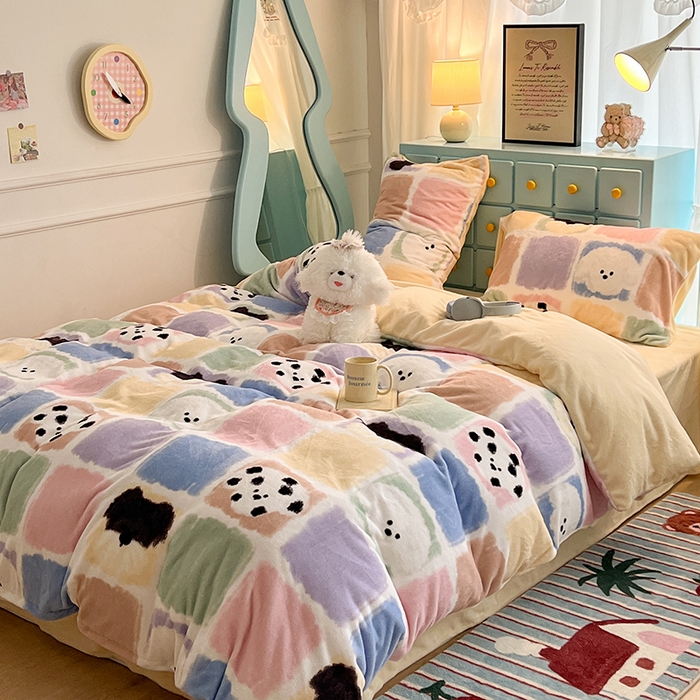 91家纺网 家纺一手货源 找家纺 昔可家纺 2024新款印花牛奶绒四件套系列-卡通系列 方块小狗