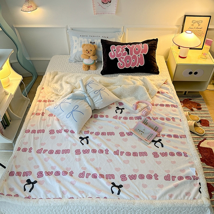 91家纺网 家纺一手货源 找家纺 昔可家纺 2024新款羊羔绒牛奶绒毛毯系列（三）-场景二-少女风系列 粉心字母