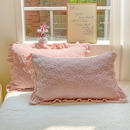 91家纺网 家纺一手货源 找家纺 漫时光 2025新款纯色牛奶绒花边款枕套 罗曼-少女粉