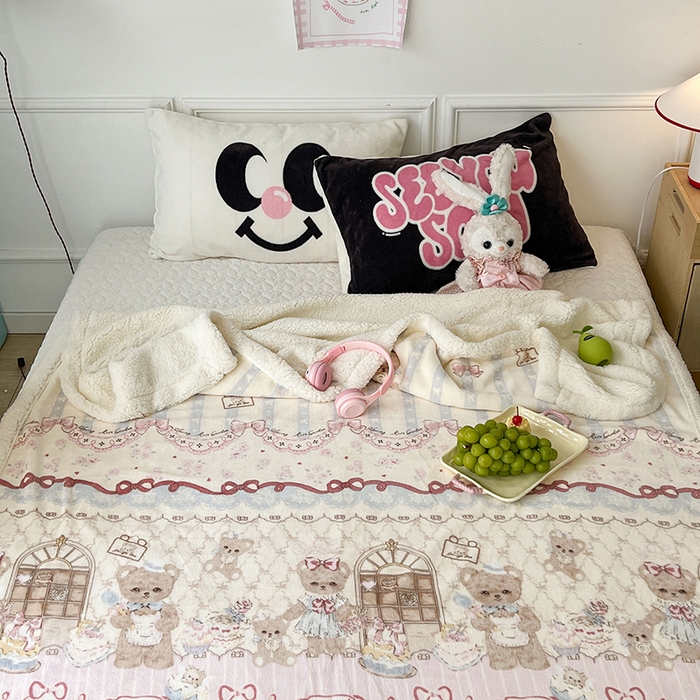 91家纺网 家纺一手货源 找家纺 昔可家纺 2024新款羊羔绒牛奶绒毛毯系列（三）-场景二-洛丽塔系列 小熊烘焙屋