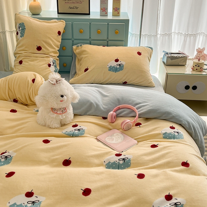 91家纺网 家纺一手货源 找家纺 昔可家纺 2024新款印花牛奶绒四件套系列-ins少女系列 樱桃奶油蛋糕