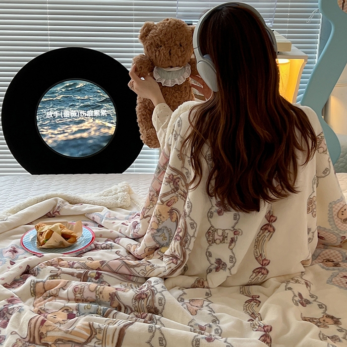 91家纺网 家纺一手货源 找家纺 昔可家纺 2024新款羊羔绒牛奶绒毛毯系列（三）-场景二-洛丽塔系列 小熊玩偶屋