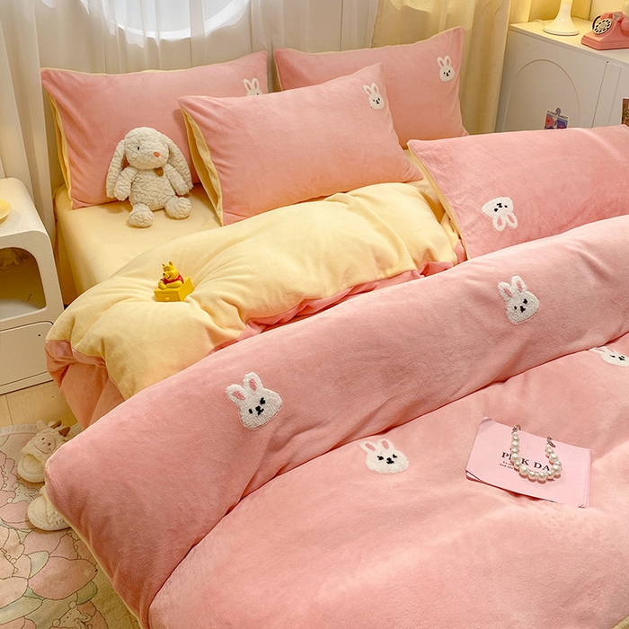 91家纺网 家纺一手货源 找家纺 眠帛家居 2024新款高克重双拼牛奶绒毛巾绣四件套 小兔子