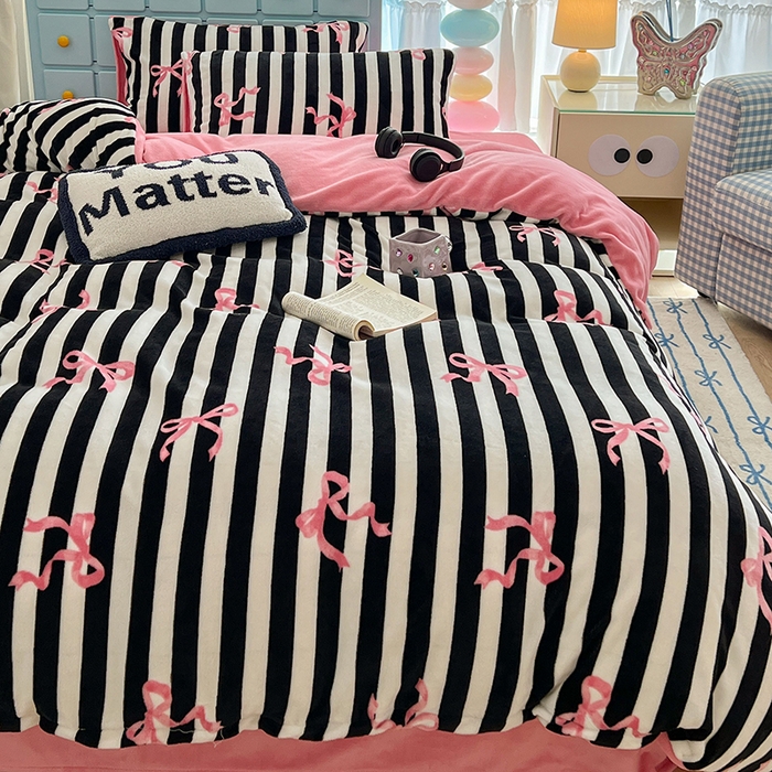 91家纺网 家纺一手货源 找家纺 昔可家纺 2024新款印花牛奶绒四件套系列-ins少女系列 黑粉芭蕾蝴蝶结