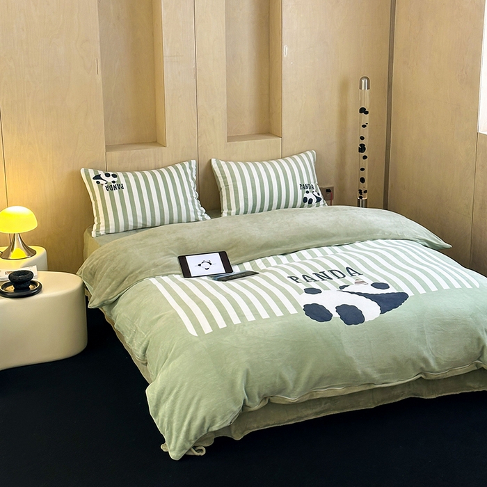 91家纺网 家纺一手货源 找家纺 昔可家纺 2024新款大版数码印花设计师牛奶绒四件套 趴趴熊猫