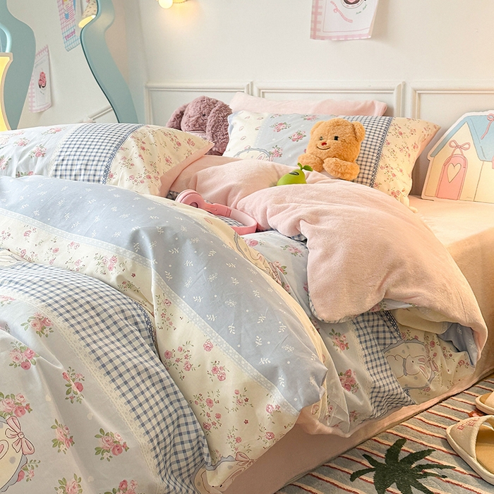 91家纺网 家纺一手货源 找家纺 昔可家纺 2024新款秋冬新款棉加牛奶绒四件套 蓝格草莓兔