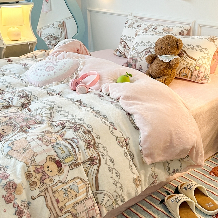 91家纺网 家纺一手货源 找家纺 昔可家纺 2024新款印花牛奶绒四件套系列-洛丽塔风 小熊玩偶屋