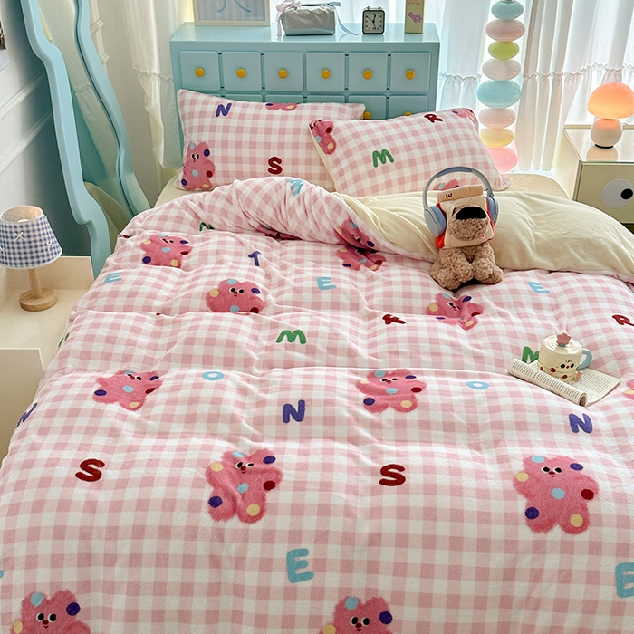 91家纺网 家纺一手货源 找家纺 昔可家纺 2024新款印花牛奶绒四件套系列-卡通系列 点点粉格猫