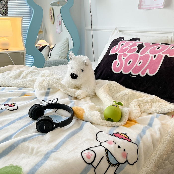 91家纺网 家纺一手货源 找家纺 昔可家纺 2024新款羊羔绒牛奶绒毛毯系列（三）-场景二-卡通系列 蓝波纹奶狗