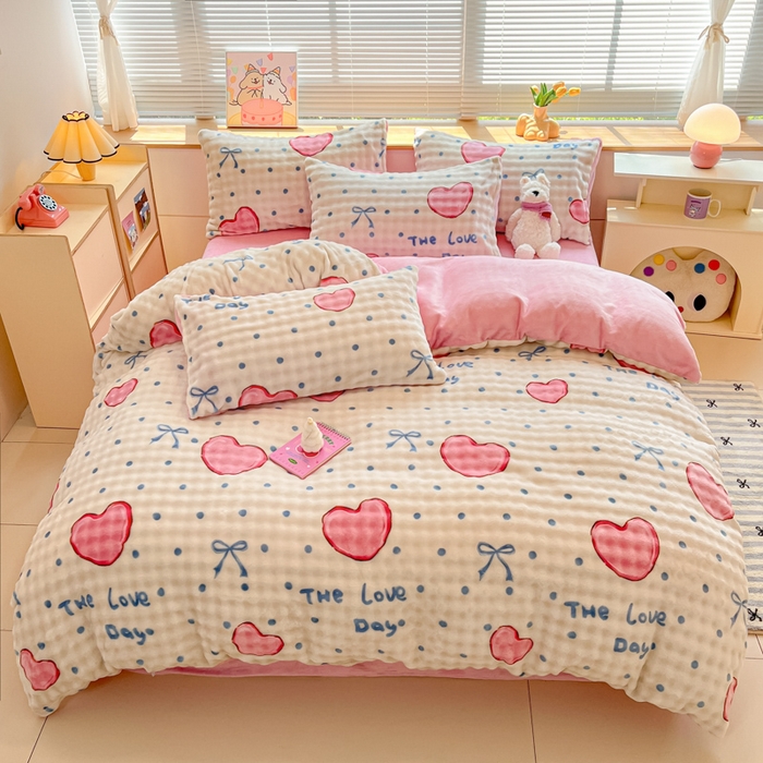 91家纺网 家纺一手货源 找家纺 梵克保罗 2024秋冬新款加厚泡泡牛奶绒数码印花工艺立体仿兔毛四件套 爱心粉