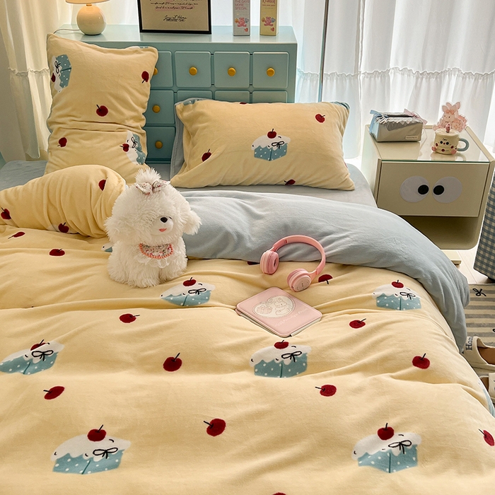 91家纺网 家纺一手货源 找家纺 昔可家纺 2024新款印花牛奶绒四件套系列-ins少女系列 樱桃奶油蛋糕