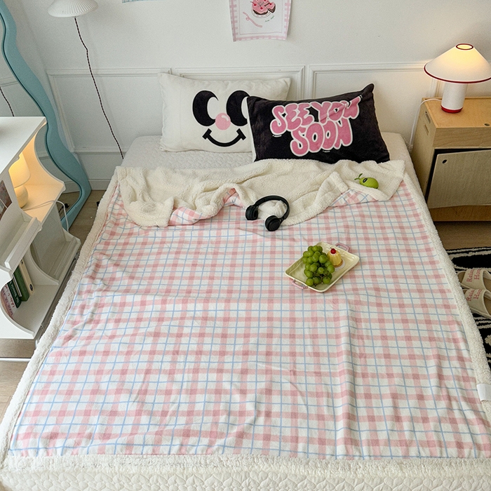 91家纺网 家纺一手货源 找家纺 昔可家纺 2024新款羊羔绒牛奶绒毛毯系列（三）-场景二-ins风系列 丝雾粉格