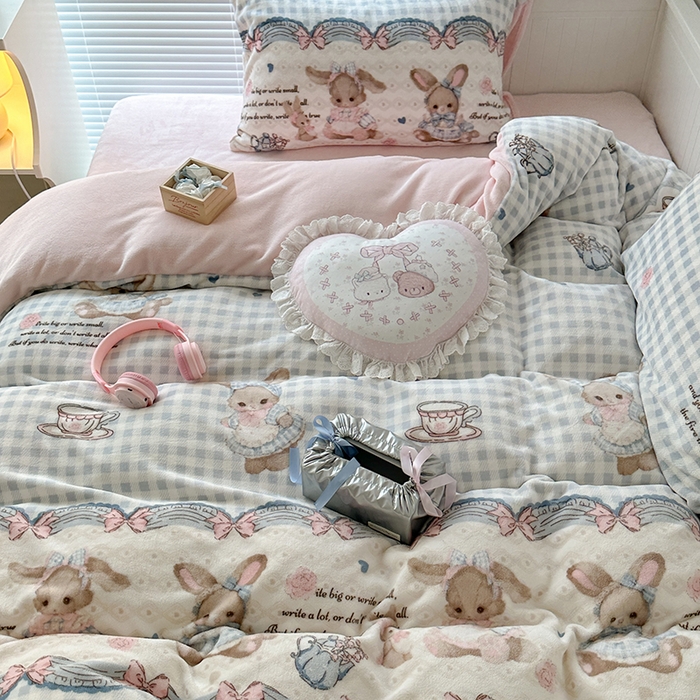 91家纺网 家纺一手货源 找家纺 昔可家纺 2024新款印花牛奶绒四件套系列-洛丽塔风 萝莉小兔