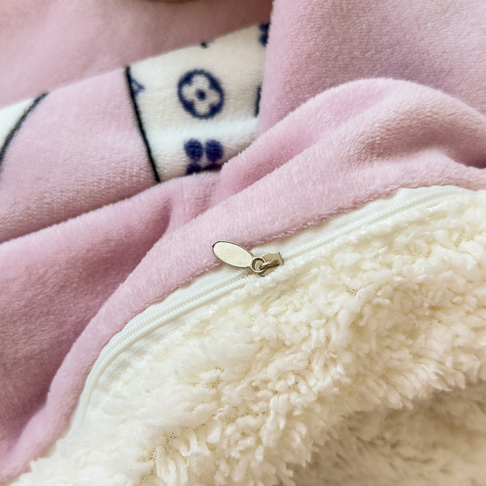 91家纺网 家纺一手货源 找家纺 花伞家居 2024直播新款牛奶绒羊羔绒多功能复合拉链被套款毛毯 毛毯-字母蝴蝶结