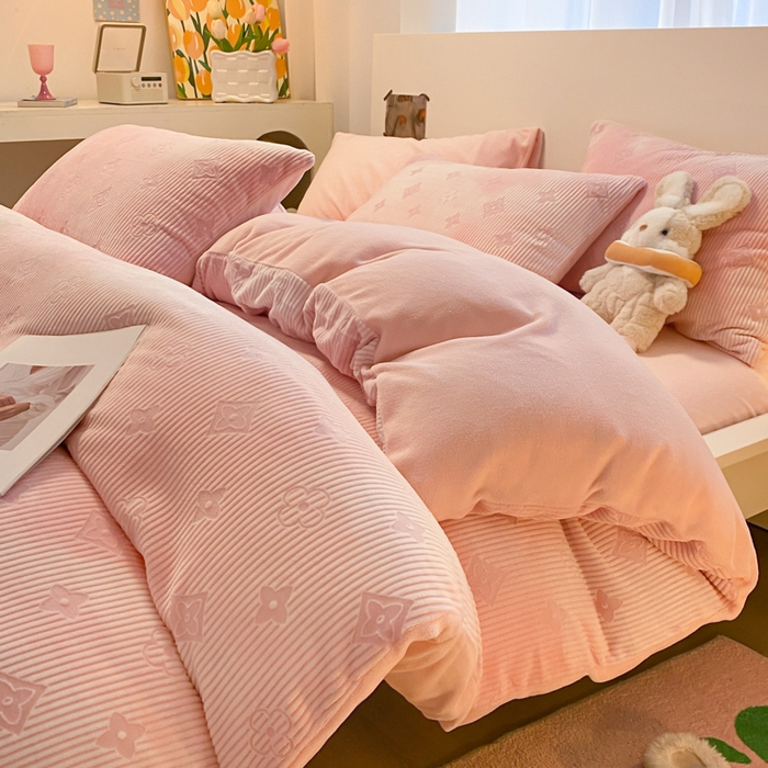 91家纺网 家纺一手货源 找家纺 呗旺鹿 2024新款高克重着色烂花雕花牛奶绒轻奢四件套 爱维芙蓉粉