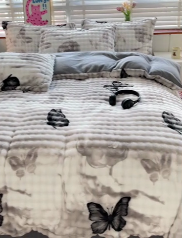 91家纺网 家纺一手货源 找家纺 梵克保罗 2024秋冬新款加厚泡泡牛奶绒数码印花工艺立体仿兔毛四件套 蝴蝶灰