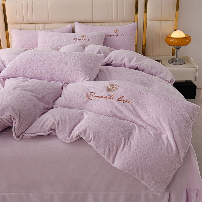 91家纺网 家纺一手货源 找家纺 眠多宝 2024新款纯色牛奶雕花绒刺绣四件套 梦幻紫