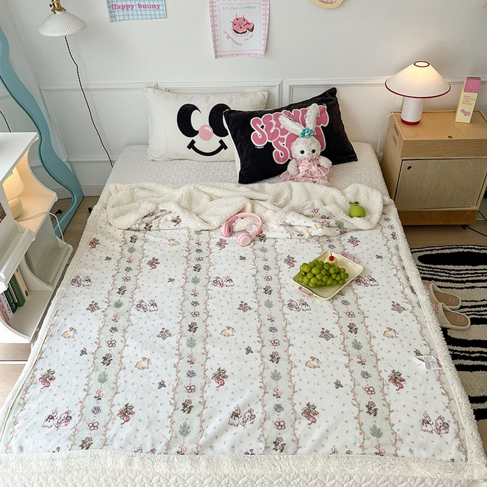 91家纺网 家纺一手货源 找家纺 昔可家纺 2024新款羊羔绒牛奶绒毛毯系列（三）-场景二-卡通系列 花朵草莓兔