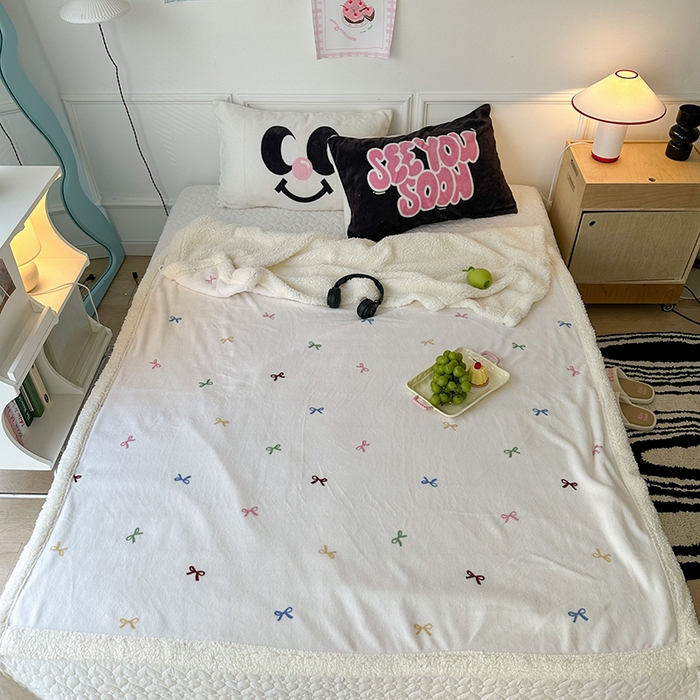 91家纺网 家纺一手货源 找家纺 昔可家纺 2024新款羊羔绒牛奶绒毛毯系列（三）-场景二-少女风系列 多巴胺蝴蝶结