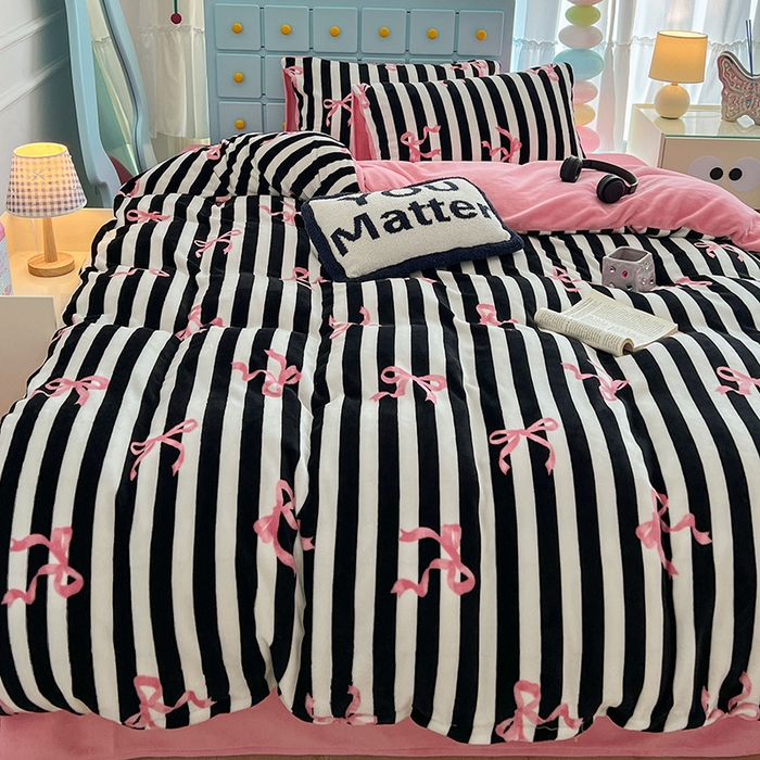 91家纺网 家纺一手货源 找家纺 昔可家纺 2024新款印花牛奶绒四件套系列-ins少女系列 黑粉芭蕾蝴蝶结