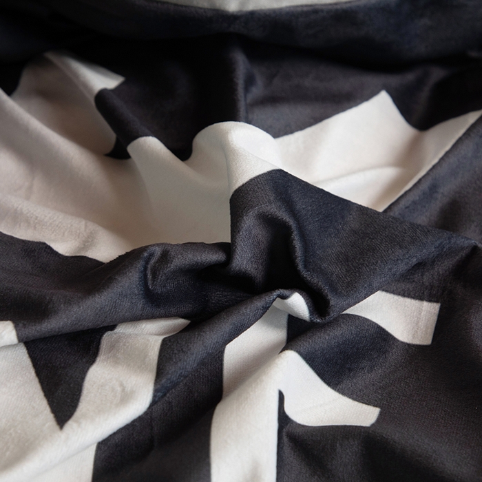 91家纺网 家纺一手货源 找家纺 色鬼布艺 2024新款婴儿绒数码印花牛奶绒四件套仿大牌直播爆款网红款 可可黑