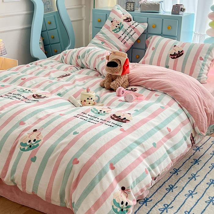 91家纺网 家纺一手货源 找家纺 昔可家纺 2024新款印花牛奶绒四件套系列-卡通系列 萌萌竖条蛋糕